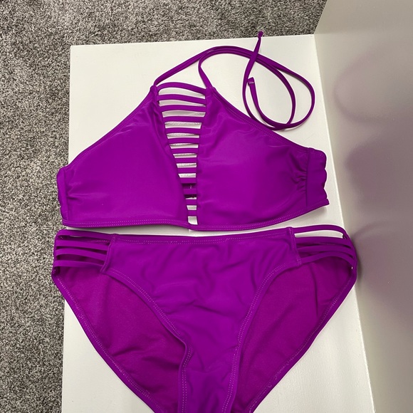 Two bikinis and extra top - Picture 2 of 6